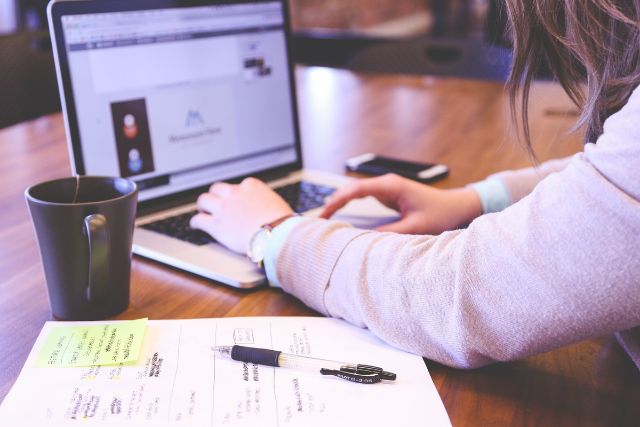 Ergonómia v študentskej izbe: Ako si zariadiť miesto na štúdium, ktoré nezničí váš chrbát